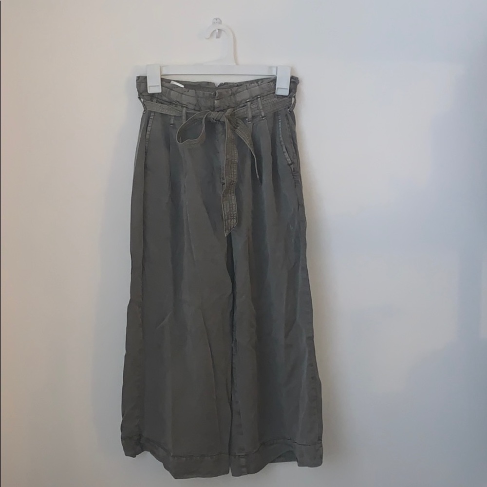 Green tie capris
